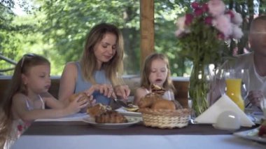  Aile yaz akşamı yemek yiyor..
