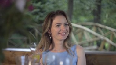  Aile yaz akşamı yemek yiyor..