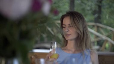  Aile yaz akşamı yemek yiyor..