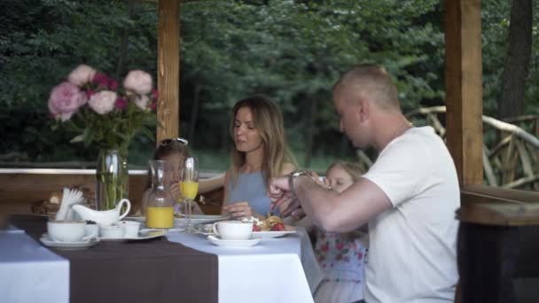 Família Jantando Noite Verão — Vídeo de Stock