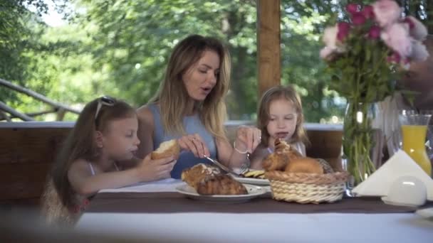 Familia Cenando Noche Verano — Vídeos de Stock