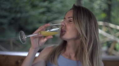  Aile yaz akşamı yemek yiyor..