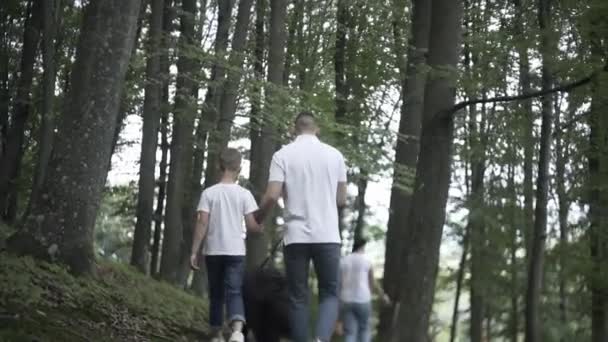 Οικογένεια Για Πεζοπορία Περιπέτεια Μέσα Από Δάσος Ευτυχισμένη Οικογένεια Μητέρας — Αρχείο Βίντεο