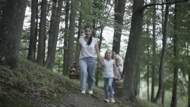 Familie Auf Wanderabenteuer Durch Den Wald Glückliche Familie Aus Mutter — Stockvideo