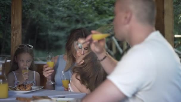 夏夜吃饭的一家人 — 图库视频影像