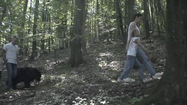 Famiglia Escursione Avventura Attraverso Foresta Famiglia Felice Madre Padre Figlie — Video Stock