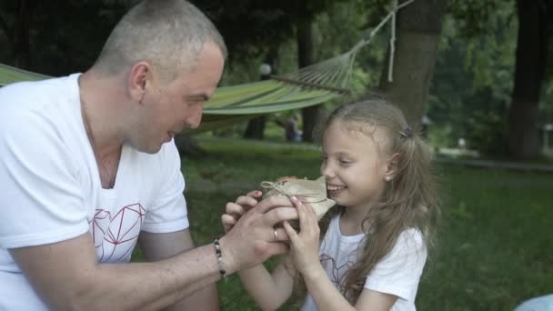 Mutlu Aileler Dışarıda Çayırda Piknik Yapıyorlar Ebeveynler Çocuklar Hafta Sonları — Stok video