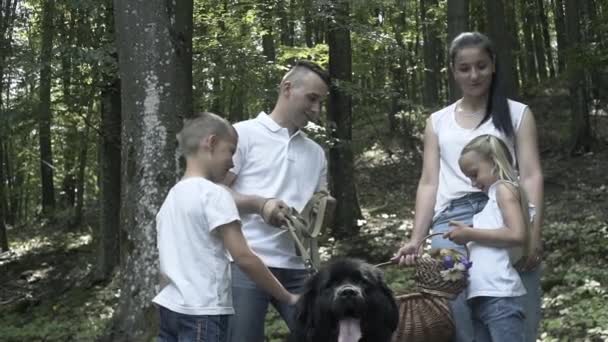 Rodzina Pieszej Przygodzie Przez Las Szczęśliwa Rodzina Matki Ojca Córek — Wideo stockowe