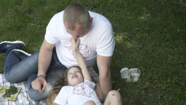 Gelukkige Gezinnen Picknicken Buiten Zittend Weide Ouders Kinderen Hebben Plezier — Stockvideo