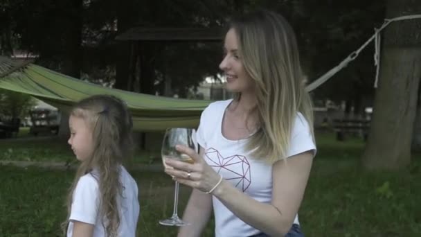 Happy Families Doing Picnic Outdoor Sitting Meadow Parents Children Having — Stock Video