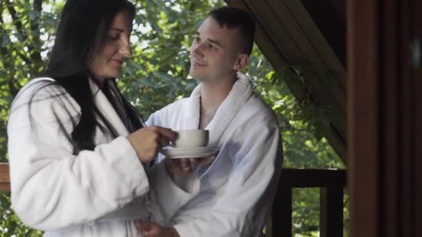 Suami Dan Istri Minum Kopi Balkon Pegunungan Untuk Berlibur — Stok Video