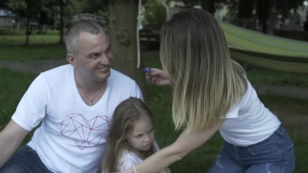 Gelukkige Gezinnen Picknicken Buiten Zittend Weide Ouders Kinderen Hebben Plezier — Stockvideo