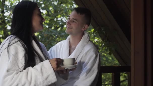 Σύζυγοι Πίνουν Καφέ Στο Μπαλκόνι Στα Βουνά Για Διακοπές — Αρχείο Βίντεο