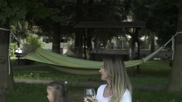 Familias Felices Haciendo Picnic Aire Libre Sentadas Prado Padres Hijos — Vídeos de Stock