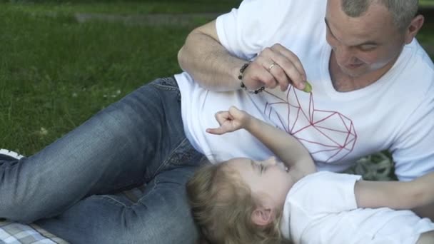Familias Felices Haciendo Picnic Aire Libre Sentadas Prado Padres Hijos — Vídeos de Stock