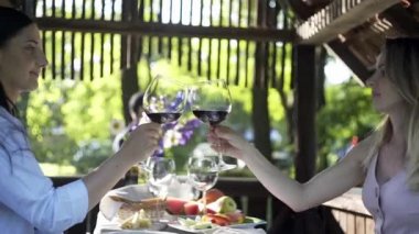 Mutlu kızlar köprünün üzerinden neşeli ebeveynlerine koşuyor. Anne ve babaların sevgi dolu kucaklamaları..