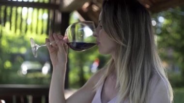 Mutlu kızlar köprünün üzerinden neşeli ebeveynlerine koşuyor. Anne ve babaların sevgi dolu kucaklamaları..