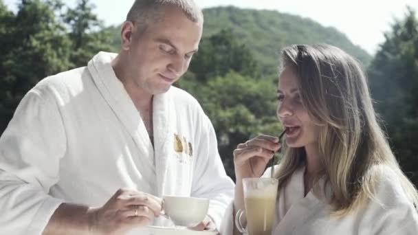 Karı Koca Tatilde Dağlarda Balkonda Kahve Içiyorlar — Stok video