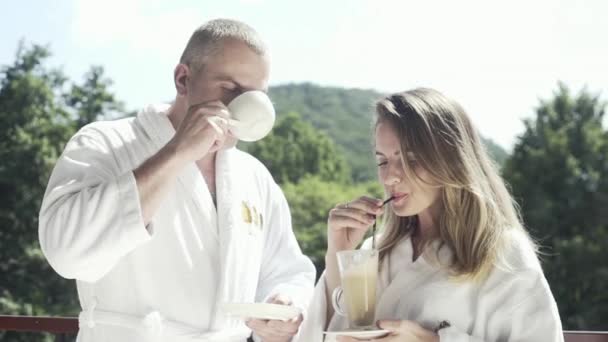 Mann Und Frau Trinken Urlaub Kaffee Auf Dem Balkon Den — Stockvideo