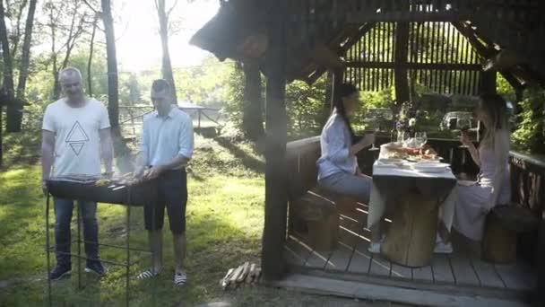 Familj Utomhus Picknick Grill Kommunikation Livet Dricka Vin Grill — Stockvideo