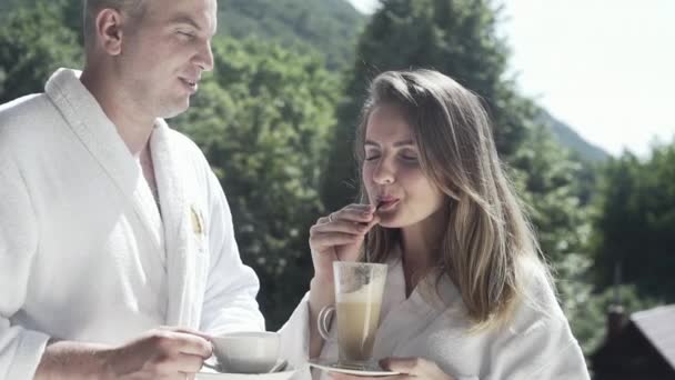 Marido Mulher Bebem Café Varanda Nas Montanhas Férias — Vídeo de Stock