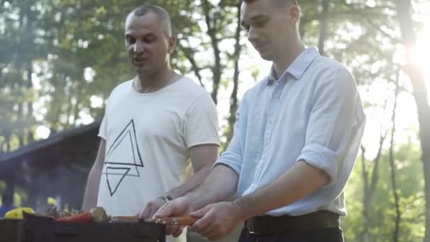 Les Gars Préparent Barbecue Sur Gril Famille Extérieur Pique Nique — Video