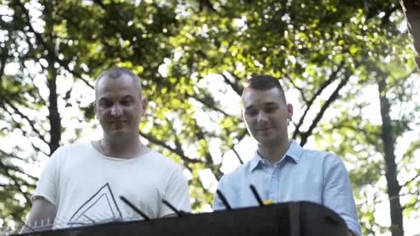 Ragazzi Preparano Barbecue Alla Griglia Famiglia All Aperto Picnic Comunicazione — Video Stock