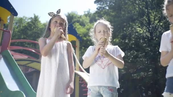 Crianças Parque Comem Sorvete Família Relaxa Natureza — Vídeo de Stock