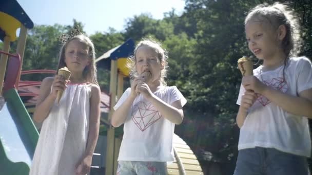 Παιδιά Στο Πάρκο Τρώνε Παγωτό Οικογένεια Χαλαρώνει Στη Φύση — Αρχείο Βίντεο