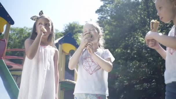 Bambini Nel Parco Mangiano Gelato Famiglia Rilassa Nella Natura — Video Stock