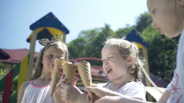 公園の子供たちはアイスクリームを食べ 家族は自然の中でリラックスします — ストック動画