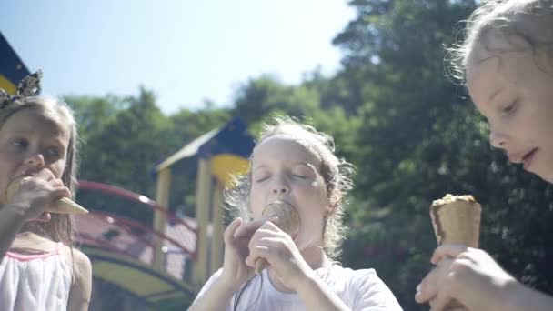 Los Niños Parque Comen Helado Familia Relaja Naturaleza — Vídeo de stock