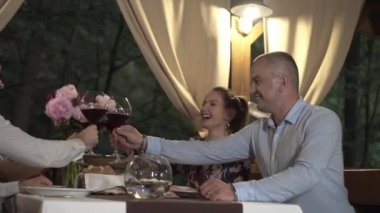 Bir grup arkadaş bir akşam yemeği partisinde eğleniyorlar. Gençler Lokantada Eğleniyor, Konuşuyor, Hikayeler ve Şakalar Anlatıyor. Çeşitli içecekler içiyorlar..