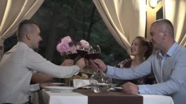 Bir grup arkadaş bir akşam yemeği partisinde eğleniyorlar. Gençler Lokantada Eğleniyor, Konuşuyor, Hikayeler ve Şakalar Anlatıyor. Çeşitli içecekler içiyorlar..