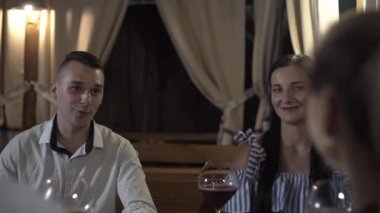 Bir grup arkadaş bir akşam yemeği partisinde eğleniyorlar. Gençler Lokantada Eğleniyor, Konuşuyor, Hikayeler ve Şakalar Anlatıyor. Çeşitli içecekler içiyorlar..