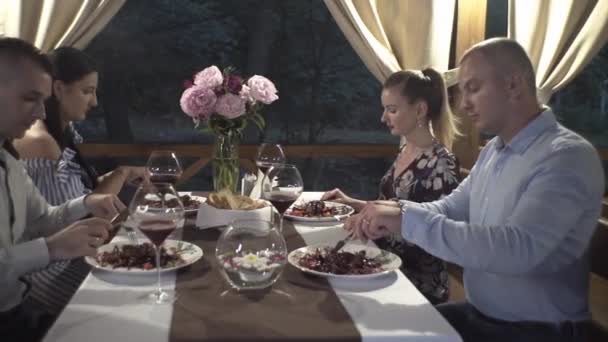 Eine Gruppe Von Freunden Genießt Zusammen Bei Einer Dinnerparty Junge — Stockvideo