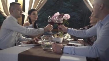 Bir grup arkadaş bir akşam yemeği partisinde eğleniyorlar. Gençler Lokantada Eğleniyor, Konuşuyor, Hikayeler ve Şakalar Anlatıyor. Çeşitli içecekler içiyorlar..