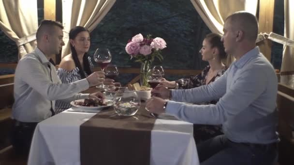 Grupo Amigos Disfrutando Juntos Una Cena Grupo Jóvenes Diviértete Restaurante — Vídeos de Stock