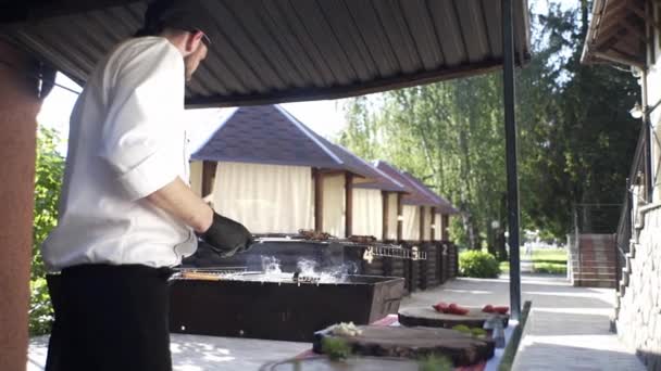 Man Kookt Barbecue Grill Vis Biefstuk — Stockvideo