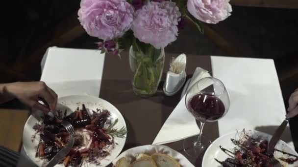 Grupo Amigos Desfrutando Juntos Jantar Grupo Jovens Divirta Restaurante Conversando — Vídeo de Stock