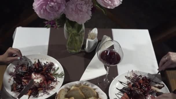 Bir Grup Arkadaş Bir Akşam Yemeği Partisinde Eğleniyorlar Gençler Lokantada — Stok video