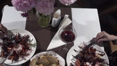 Bir grup arkadaş bir akşam yemeği partisinde eğleniyorlar. Gençler Lokantada Eğleniyor, Konuşuyor, Hikayeler ve Şakalar Anlatıyor. Çeşitli içecekler içiyorlar..