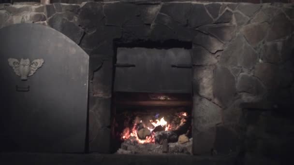 火の上でバットでリラックスした女の子を持つ男 サウナ — ストック動画