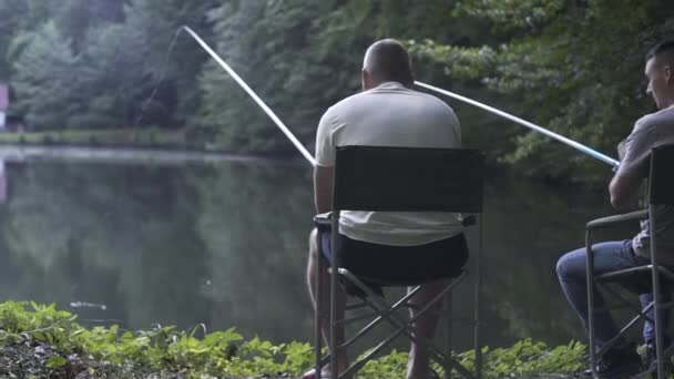 Amis Joyeux Souriant Profiter Temps Libre Temps Pêche Amis Masculins — Video