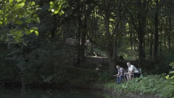 즐거운 친구웃고 시간을 즐기고 시간을 즐기고 친구들은 낚시를 즐기고 남자들은 — 비디오