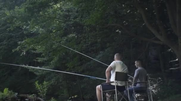 Amigos Alegres Sonriendo Disfrutar Del Tiempo Libre Tiempo Pesca Amigos — Vídeo de stock