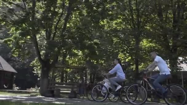 Familia Monta Una Bicicleta Parque — Vídeos de Stock