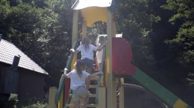 Kızlar salıncaklara, çocuk slaytlarına, atlıkarıncalara, çocuk parkına biner.