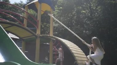 Kızlar salıncaklara, çocuk slaytlarına, atlıkarıncalara, çocuk parkına biner.