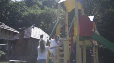 Kızlar salıncaklara, çocuk slaytlarına, atlıkarıncalara, çocuk parkına biner.